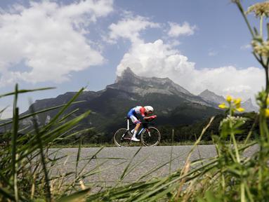 Pebalap asal Belanda, Tom Dumoulin memacu sepedanya dengan jarak tempuh 17 km pada sesi latihan persiapan etape ke-18  Tour De France antara Sallanches dan Megeve, French Alps, (21/7/2016). (AFP/Kenzo Tribouillard)