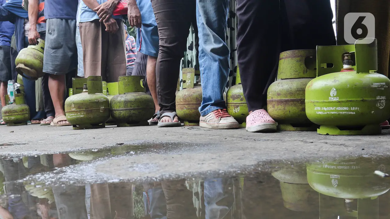 Warga Antre untuk Dapatkan LPG Subsidi 3 Kg