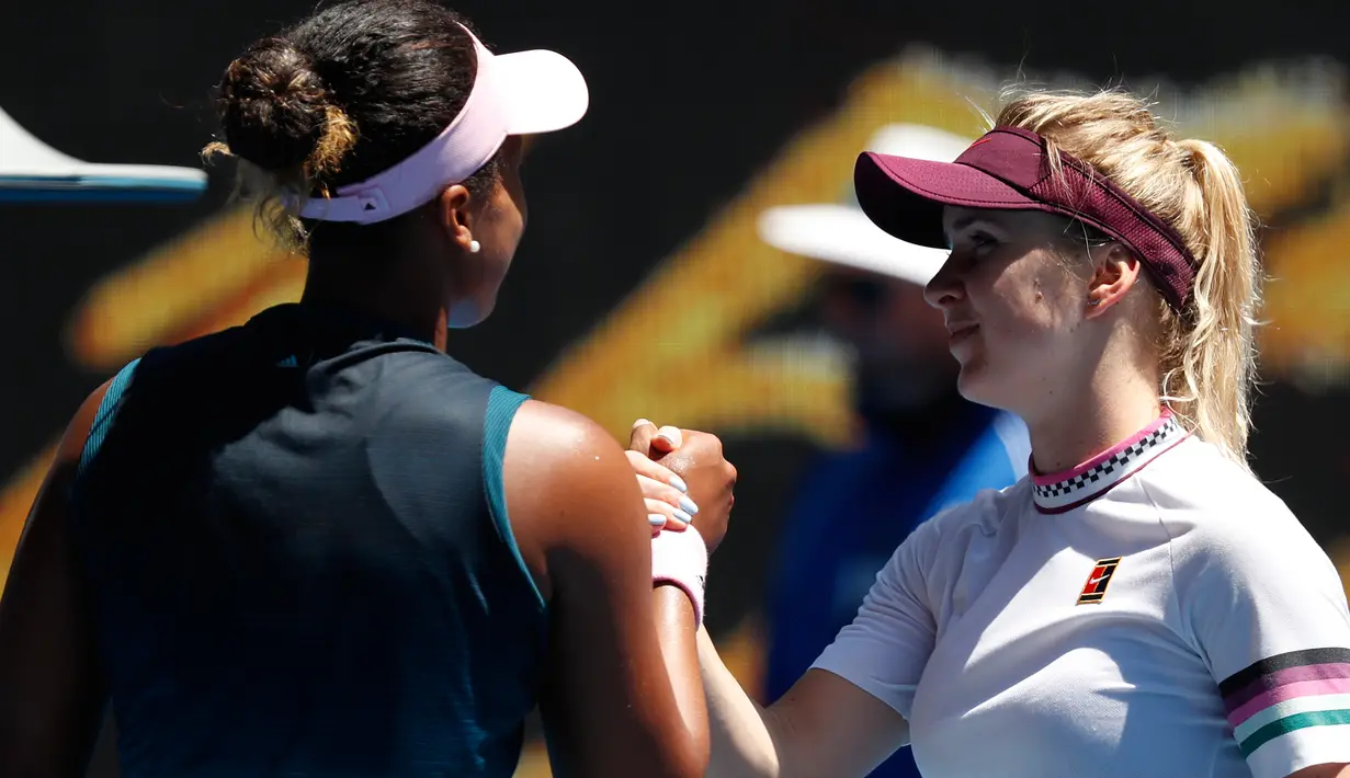 Petenis Jepang, Naomi Osaka berjabat tangan dengan Elina Svitolina dari Ukraina setelah pertandingan perempat final Australia Terbuka 2019 di Melbourne, Rabu (23/1). Naomi Osaka mengamankan satu tiket semifinal setelah menang 6-4, 6-1. (DAVID GRAY / AFP)