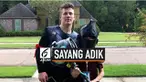 Karena sebentar lagi sang kakak akan berkuliah di luar kota, maka ia setiap hari menunggu kepulangan sang adik dari sekolah dengan mengenakan berbagai kostum lucu. Aksi ini pun membuatnya menjadi viral.