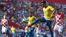 Striker Brasil, Roberto Firmino, mengontrol bola saat melawan Kroasia pada laga persahabatan di Stadion Anfield, Liverpool, Minggu (3/6/2018). Brasil menang 2-0 atas Kroasia. (AFP/Oli Scarff)