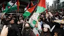 Satu unjuk rasa diadakan oleh Gerakan Pemuda Palestina pada pukul 14.00 di Nathan Phillips Square, sementara pertemuan solidaritas dengan Israel berlangsung pada pukul 7 malam di Mel Lastman Square. (Arlyn McAdorey/The Canadian Press via AP)