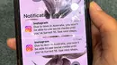 Seorang remaja memegang ponsel yang menampilkan pesan dari platform media sosial Instagram setelah akunnya dikunci untuk verifikasi usia di Sydney, Australia pada Selasa 9 Desember 2025. Australia akan melarang anak di bawah 16 tahun menggunakan media sosial mulai Rabu 10 Desember 2025. (Foto oleh AFP)