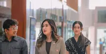 Tampil formal dengan blazer coklat, Nafa memancarkan aura lady boss sembari ditemani ‘bodyguard’ yang tidak lain adalah anak-anaknya sendiri. [@nafaurbach].