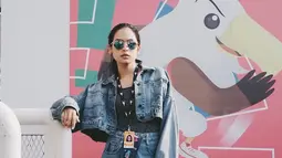 Style kece Maudy Ayunda yang curi perhatian ini memang panen pujian dari netizen. Maudy Ayunda yang memakai denim memberi kesan tegas dan kece. Pemilik tinggi 165 cm ini pun menjadi salah satu inspirasi keren dalam memakai outfit. (Liputan6.com/IG/@maudyayunda)