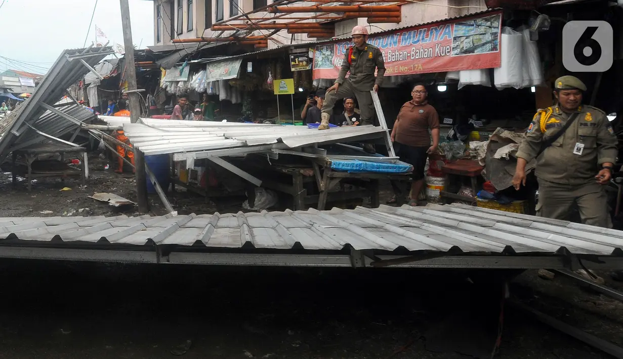 Petugas Satuan Polisi Pamong Praja (Satpol PP) Kota Tangerang Selatan membongkar lapak pedagang kaki lima (PKL) di luar area Pasar Ciputat, Tangerang Selatan, Banten, Selasa (14/2/2023). Penertiban ini ditujukan untuk puluhan lapak PKL di sekitar Jalan Aria Putera, Jalan H. Usman, Jalan Bancet, dan kawasan Polikarbonat karena keberadaannya mengganggu ketertiban umum di antaranya kemacetan lalu lintas. (merdeka.com/Arie Basuki)