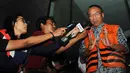 Jero Wacik memberikan keterangan pers usai menjalani pemeriksaan di KPK, Jakarta, Selasa (12/5/2015). Jero diperiksa terkait kasus pemerasan saat ia menjabat sebagai Menteri ESDM. (Liputan6.com/Helmi Afandi) 