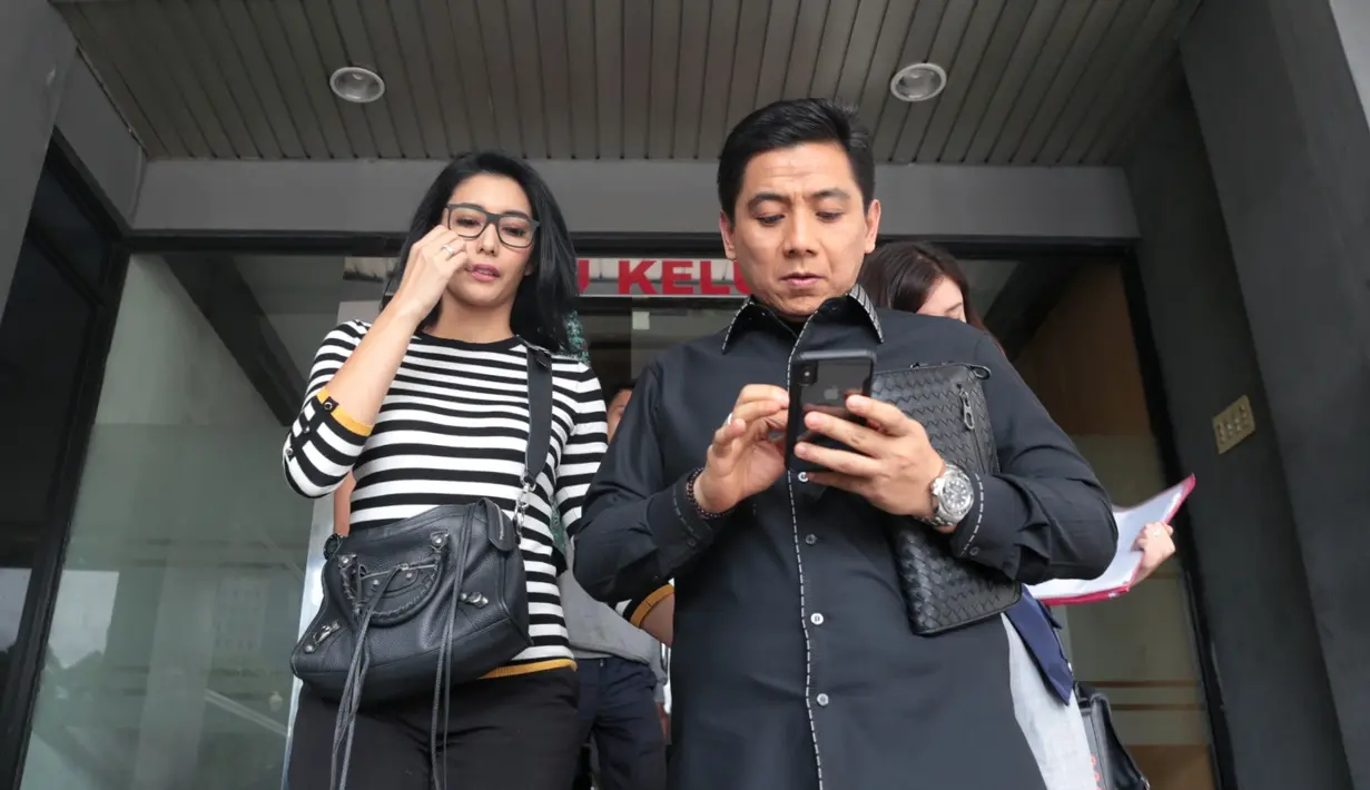 Beberapa waktu lalu, Tyas Mirasih dilaporkan ke KPAI oleh seorang nenek bernama Maryke Harris Pohu. Artis 30 tahun itu dilaporkan terkait dugaan penculikan anak. Istri Raiden Soedjono itu juga telah memenuhi panggilan KPAI. (Adrian Putra/Bintang.com)