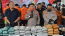 Kapolres Tangerang Selatan AKBP Sarly Sollu saat konferensi pers pengungkapan kasus narkotika berupa ganja sebanyak 39 kilogram asal Sumatera di Polres Tangerang Selatan, Banten, Rabu (20/7/2022). Dalam kasus peredaran ganja tersebut sebanyak empat tersangka diringkus di daerah Cipinang Besar Selatan, Jakarta Timur, yang merupakan jaringan dari Aceh. (merdeka.com/Arie Basuki)