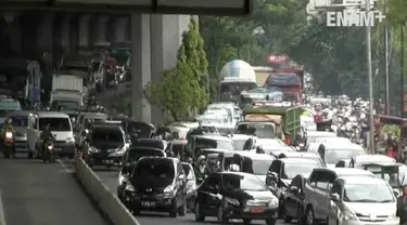 Ribuan warga menyerbu kantor Samsat Polda Metro Jayauntuk mengurus administrasi kendaraan mereka sebelum biaya pengurusan naik.