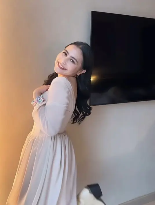 <p>Dress tersebut dipadukan dengan boots berhak warna beige yang menjadi salah satu ciri khas Taylor Swift. [@prillylatuconsina96]</p>