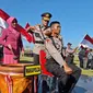 Wakapolda Riau Brigjen Kasihan Rahmadi menyiramkan air kepada calon bintara polisi yang mengikuti pendidikan di Sekolah Polisi Negara Polda Riau. (Liputan6.com/M Syukur)