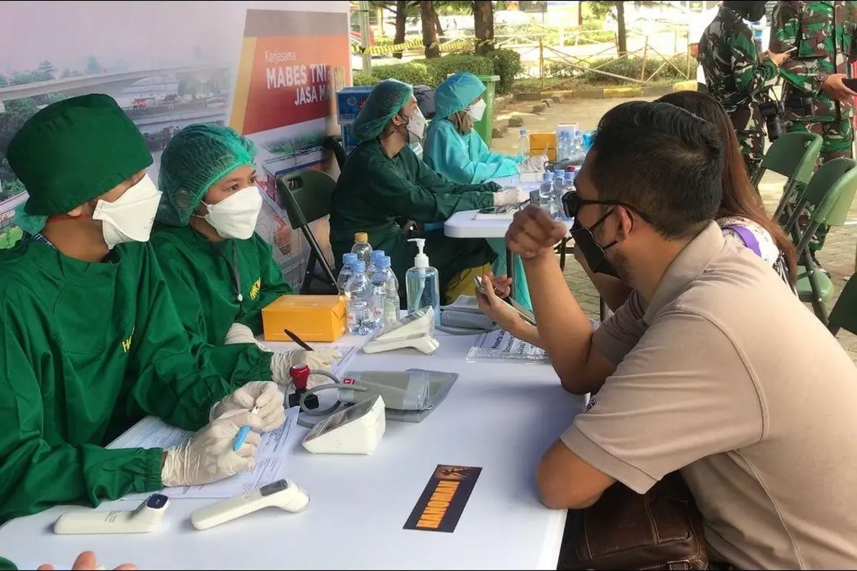 TNI Gelar Vaksinasi Covid-19 Drive Thru di Tol Jagorawi