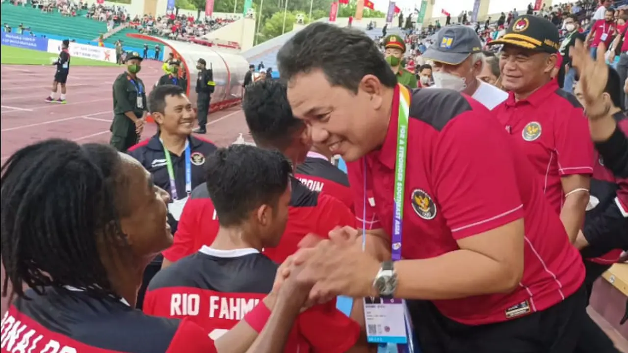 Pemain timnas Indonesia U-23 menyalami fans dan tamu VVIP