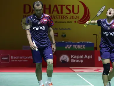 Ekspresi ganda campuran Indonesia, Rinov Rivaldy/Lisa Ayu Kusumawati saat memastikan lolos ke babak semifinal Daihatsu Indonesia Masters 2025 di Istora Gelora Bung Karno, Senayan, Jakarta, Jumat (24/1/2025). (Liputan6.com/Helmi Fithriansyah)