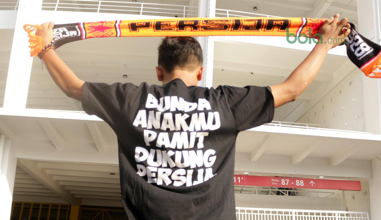 Dukungan The Jakmnia saat memasuki stadion untuk menyaksikan laga Piala AFC 2018 antara Persija Jakarta vs Song Lam Nghe An di Stadion Utama GBK, Rabu (14/3/2018). Panpel menjual sekitar 65.000 lembar tiket. (Bola.com/Surya Bima Mahendarta)