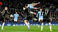 Striker Manchester City asal Norwegia #09, Erling Haaland, mencetak gol kedua tim saat pertandingan Liga Champions UEFA antara Manchester City dan Sparta Praha di Stadion Etihad di Manchester, barat laut Inggris, Kamis dini hari WIB. (Oli SCARFF/AFP)