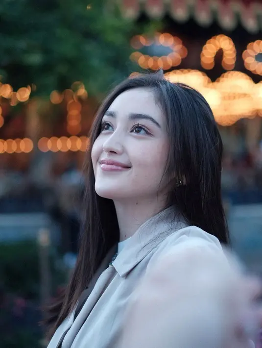 Potret cantik lainnya dari Ranty Maria. Dengan rambut panjangnya yang dibiarkan tergerai, Ranty Maria tampak mengenakan riasan natural dengan lipstik merah muda. Foto: Instagram.