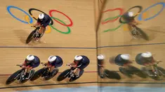 Tim putri Inggris Raya beraksi dalam kualifikasi nomor Team Pursuit Olimpiade Rio di Rio Olympic Velodrome, Rio de Janeiro, Brasil, (11/8/2016). (Reuters/Matthew Childs)