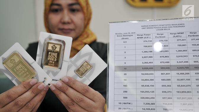 Daftar harga jual beli emas di gerai PT Aneka Tambang TBK (Antam), Jakarta, Senin (24/6/2019). Harga buyback emas Antam juga naik Rp 3.000 menjadi Rp 631 ribu per gram. (merdeka.com/Iqbal Nugroho)