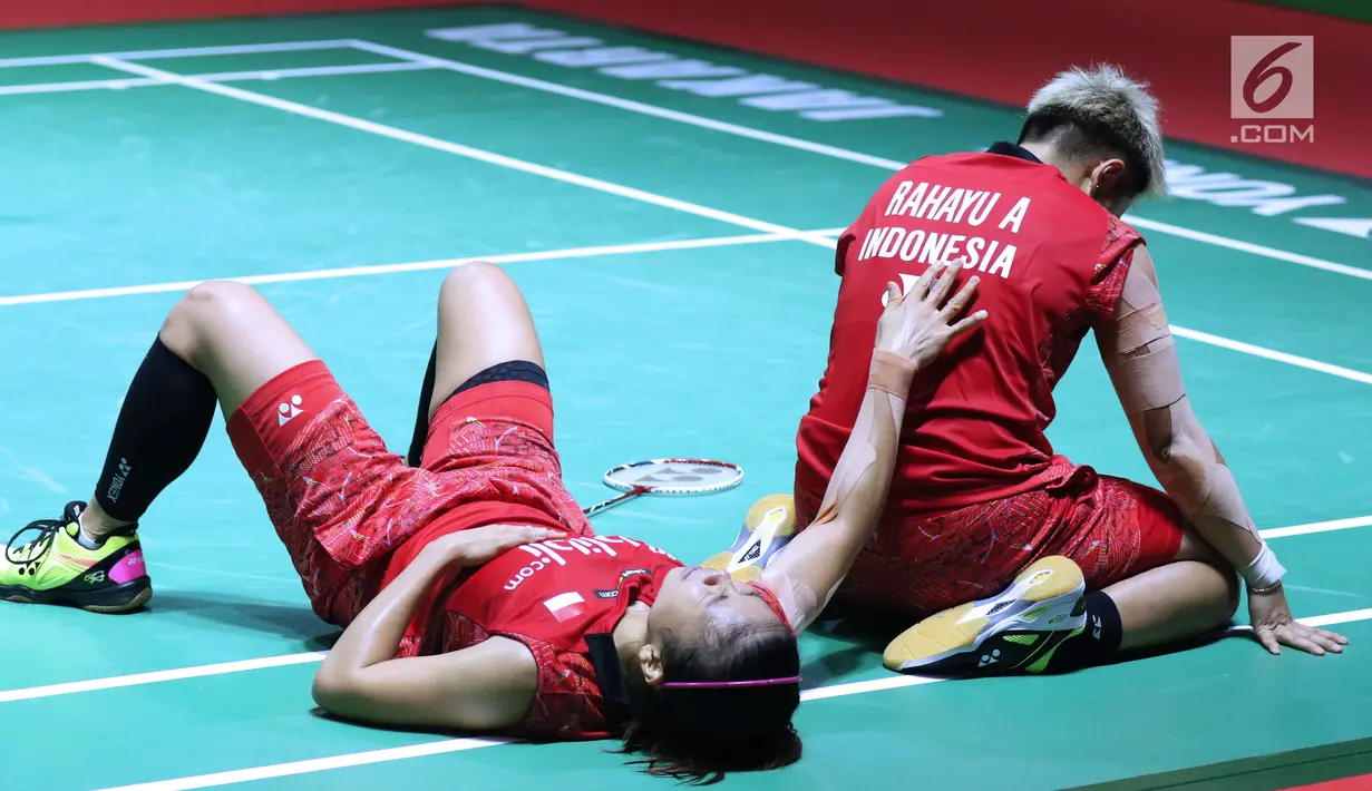 Ganda putri Indonesia Greysia Polii/Apriyani Rahayu usai dikalahkan Yuki FukuShima/Sayaka Hirota (Jepang) di 8 besar Indonesia Open 2018, Istora GBK, Jumat (6/7). Greysia/Apriyani kalah 14-21,20-22. (Liputan6.com/Helmi Fithriansyah)