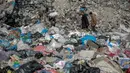 Penumpukan sampah terjadi akibat terputusnya aliran listrik di beberapa wilayah Kota Gaza yang berimbas pada tidak dapat beroperasinya layanan pembuangan limbah. (Foto oleh AFP)