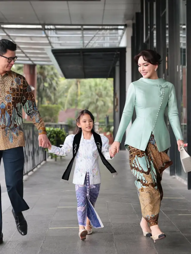 Shandy Aulia Saat Hadiri Kelulusan TK Sang Putri. [@shandyaulia]