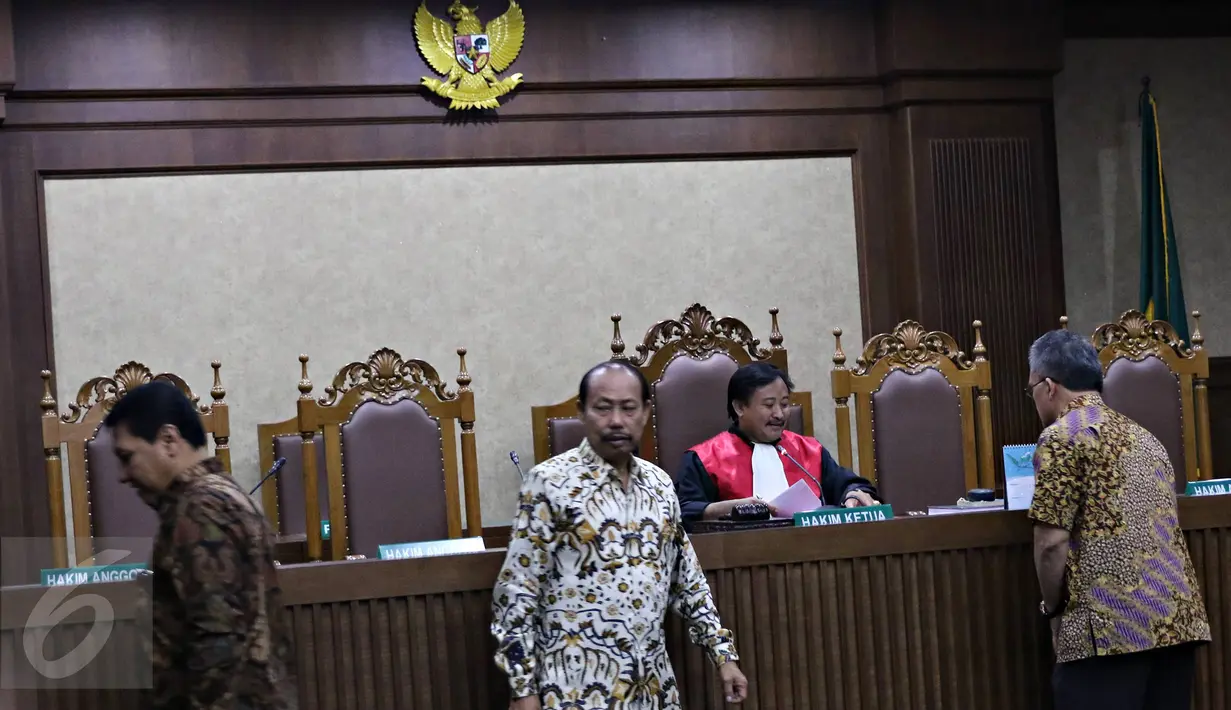 Tim penasihat hukum tersangka dugaan pembunuhan Wayan Mirna Salihin, Jessica Kumala Wongso, menghadiri sidang praperadilan kliennya di PN Jakarta Pusat, Selasa (23/2). Dalam sidang ini, Jessica diwakili tim pengacaranya. (Liputan6.com/Imamnuel Antonius)