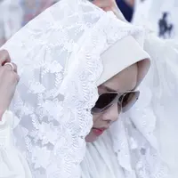 Ketika ajal menjemput, manusia tak bisa menolak dan harus menerimanya dengan ikhlas. Seperti halnya Terry Putri yang berusaha untuk ikhlas ketika sang ibu, Hj Tiny Yusrip meninggal dunia, pada Sabtu (4/2/2017). (Adrian Putra/Bintang.com)