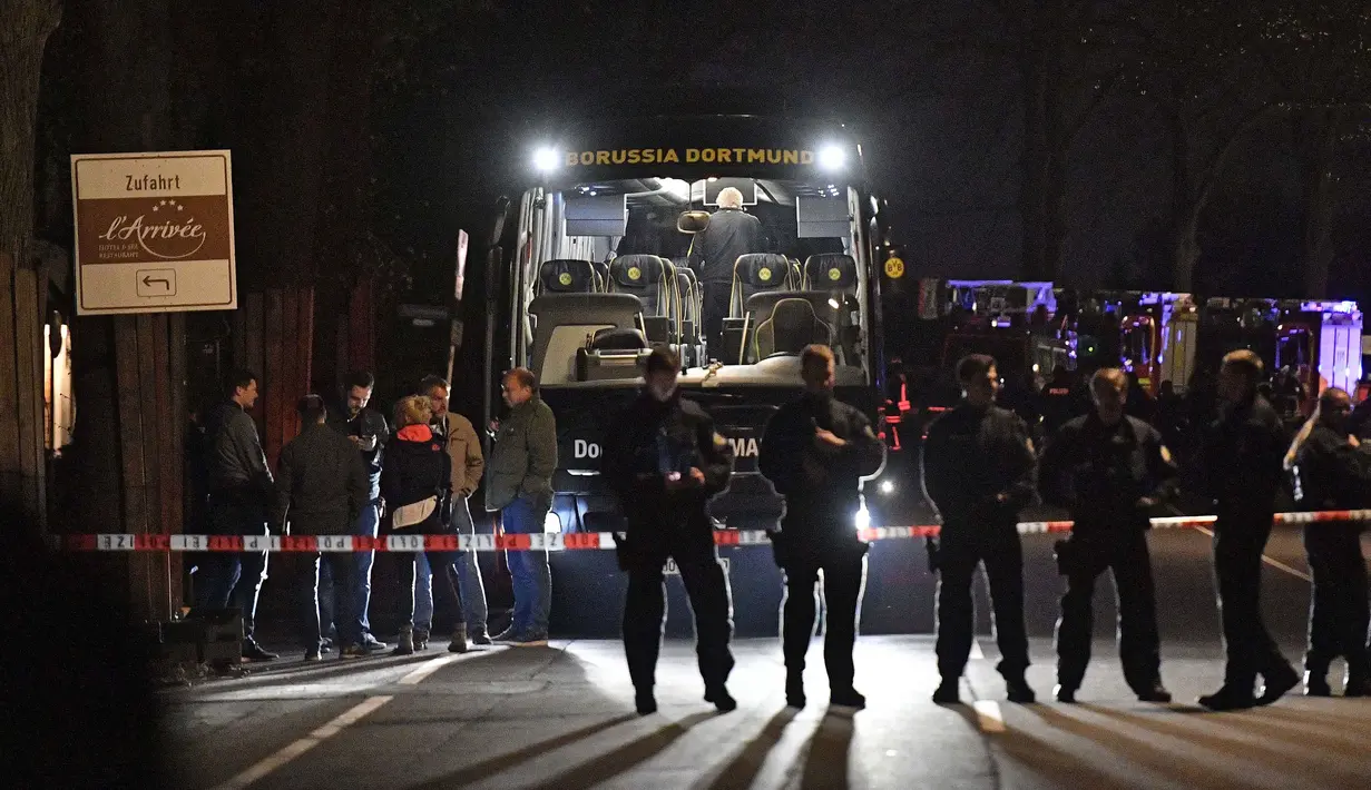 Polisi berjaga dekat bus tim Borussia Dortmund usai ledakan sebelum tim menjalani laga leg pertama Liga Champions melawan AS Monaco di Dortmund, (11/4/2017).  (AP/Martin Meissner)