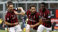 Pemain AC Milan, Hakan Calhanoglu (tengah) merayakan golnya ke gawang Hellas Verona pada lanjutan Serie A di San Siro stadium, Milan, (5/5/2018). AC Milan menang telak 4-1. (AP/Antonio Calanni)