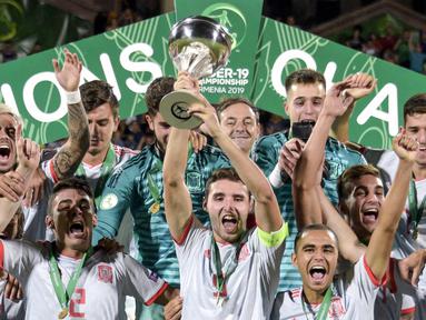 Para pemain Spanyol merayakan gelar juara Piala Eropa U-19 usai mengalahkan Portugal di Yerevan, Armenia, Sabtu (27/7). Spanyol menang 2-0 atas Portugal. (AFP/Karen Minasyan)