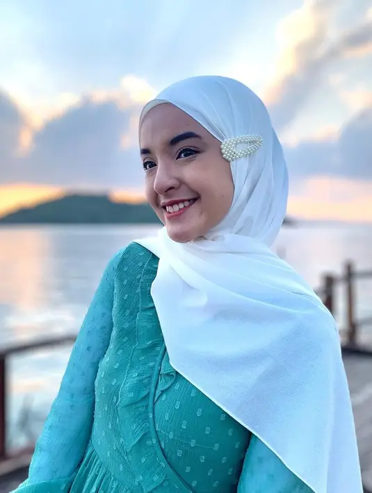 Janji untuk terus senyum dan senantiasa bahagia ditepati oleh Nabila Ishma. Nabila kian terlihat cantik saat menampilkan senyum terbaiknya. Tak heran jika penampilan anggun Nabila Ishma ini sukses curi perhatian netizen. Ia tampak ceria di foto tersebut. (Liputan6.com/IG/@nabilaishma)