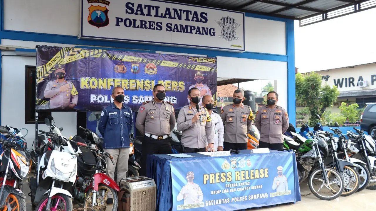 Puluhan motor balap liar disita Polres Sampang. (Dian Kurniawan/Liputan6.com)
