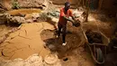 Pekerja mengumpulkan lumpur untuk membuat pot tanah liat di sebuah bengkel tembikar di Khartoum, Sudan, Kamis (27/6/2019). Pot tanah liat tersebut nantinya akan dipajang untuk dijual. (AP Photo/Hussein Malla)
