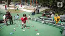 <p>Pengunjung bermain di area playground Tebet Eco Park, Jakarta, Selasa (10/5/2022). Warga memanfaatkan libur dengan bermain dan berolahraga di taman terbuka setelah pemerintah memperpanjang masa liburan sekolah hingga tanggal 11 Mei 2022. (Liputan6.com/Faizal Fanani)</p>