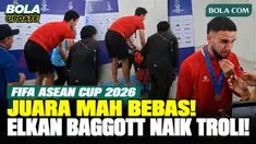 Momen unik terjadi di mixed zone usai Timnas Indonesia memastikan diri menjadi juara FIFA ASEAN Cup 2026. Elkan Baggott terlihat naik troli menuju bus dan melewati area mixed zone saat Calvin Verdonk sedang menjalani wawancara bersama awak media.