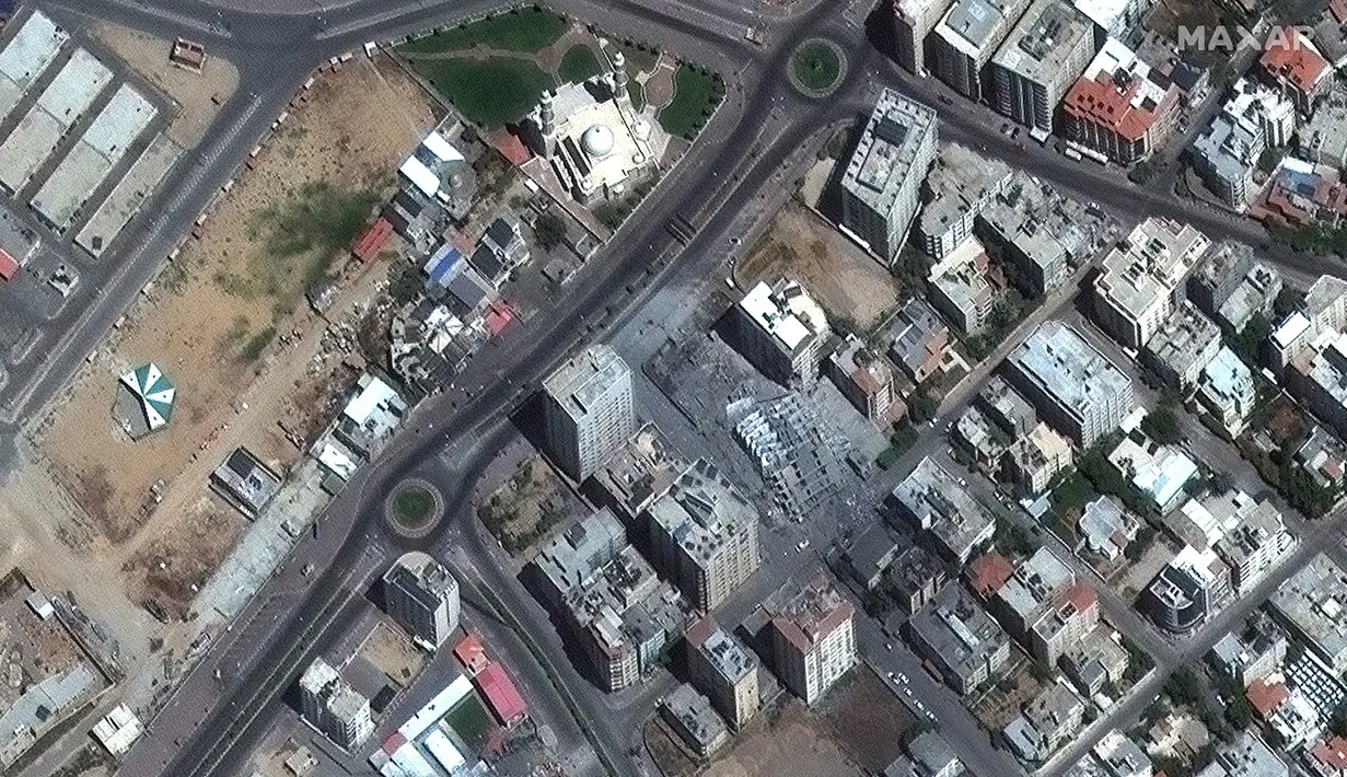 Gambar satelit yang dirilis oleh Maxar Technologies ini menunjukkan puing-puing Menara Hanadi setelah serangan Israel yang meruntuhkannya di Kota Gaza, Jalur Gaza, Palestina, Rabu (12/5/2021). Israel dan Palestina semakin dekat ke perang habis-habisan. (Maxar Technologies via AP)