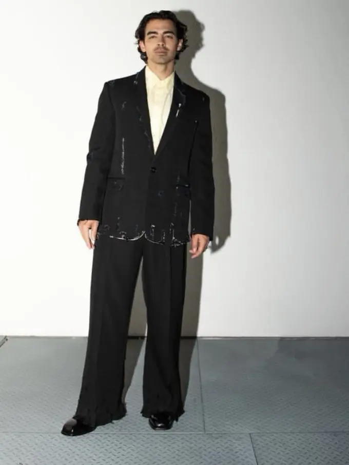 Gaya Joe Jonas kerap kenakan suit