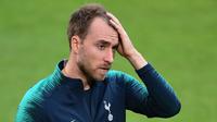 Gelandang Tottenham Hotspur, Christian Eriksen saat menghadiri sesi pelatihan di stadion San Siro di Milan, Italia (17/9). Tottenham akan bertanding melawan Inter Milan pada grup B Liga Champions. (AFP Photo/Miguel Medina)
