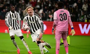 Penyerang Juventus, Nick Woltemade (27), merayakan gol keduanya yang dicetak melalui tendangan penalti dalam pertandingan Liga Europa antara Juventus kontra Rennes pada matchday ketiga fase liga di Stadion Allianz, Turin, Jumat (23/10/2026) dini hari WIB. (Marco Bertorello/AFP)