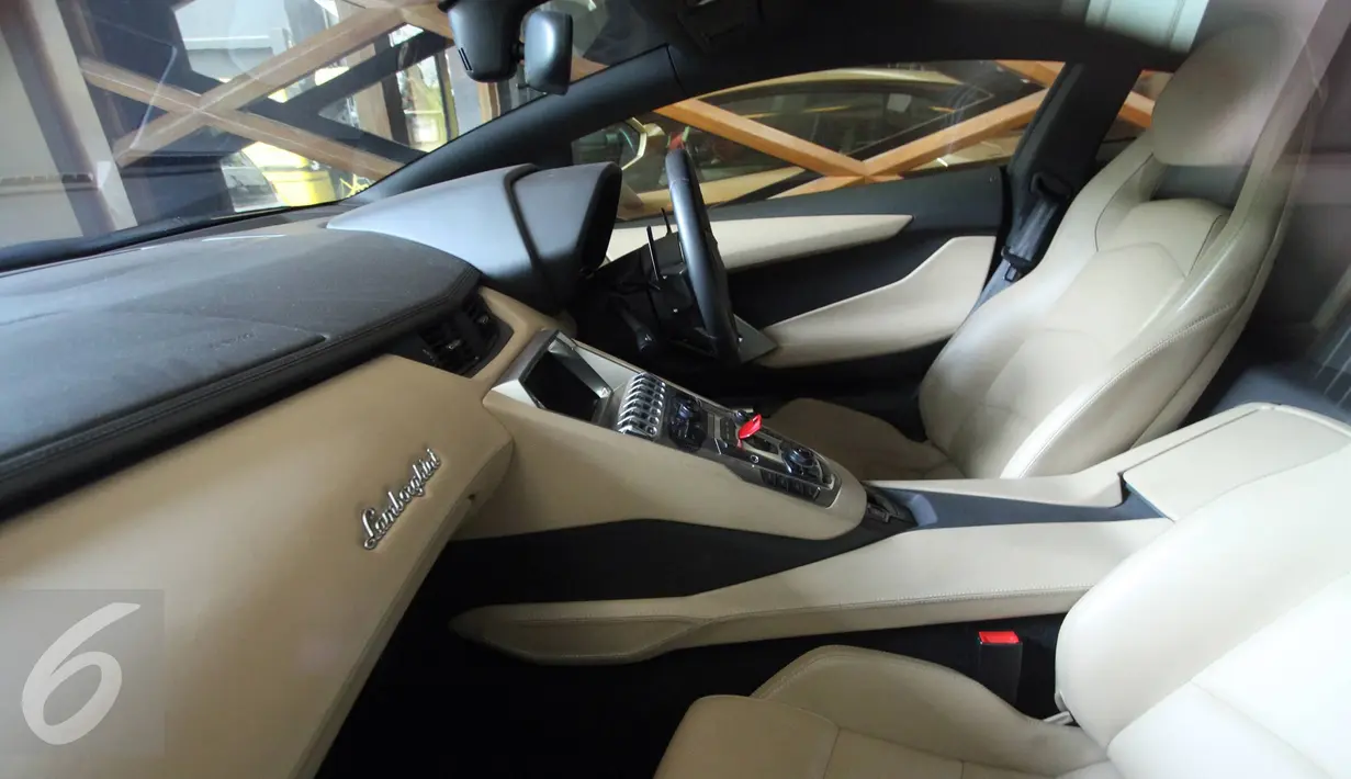 Interior mobil Lamborghini Aventador bernomor polisi B 13 DCI yang berada di Auto One Cars Boutique, Jakarta, Senin (5/10/2015). Mobil sport mewah tersebut akan dilelang DJKN Kemenkeu dengan nilai limit Rp 8,26 miliar. (Liputan6.com/Immanuel Antonius)