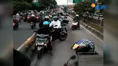 Lagi-lagi perilaku pengendara motor jadi sorotan dan viral di media sosial. 