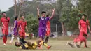 Penyerang Persita Tangerang, Aldi Al Achyai mengangkat tangan akibat gagal mencetak gol saat ujicoba melawan PSAU di Lapangan Sutasoma, Jakarta, Jumat (21/8/2015). Persita mengalahkan PSAU dengan skor 1-0. (Bola.com/Vitalis Yogi Trisna)