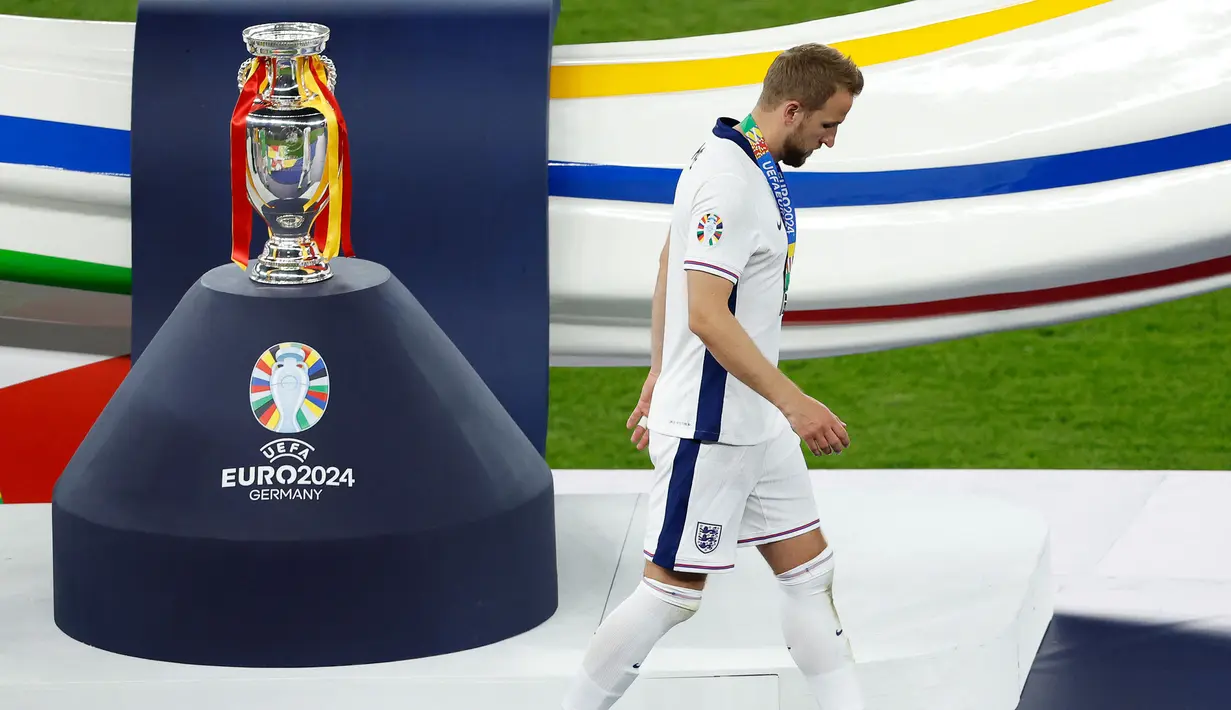 Timnas Inggris kembali ke partai final pada Euro 2024. Tentu ini menjadi kesempatan kedua bagi Kane dan kolega untuk menyabet trofi Piala Eropa tersebut. Sayangnya, nasib sial lagi-lagi menimpa Harry Kane setelah The Three Lions dikalahkan Spanyol dengan skor 1-2. (AFP/Odd Andersen)
