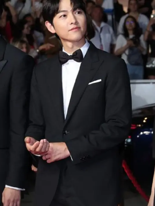 Song Joong Ki juga hadir secara perdana di Cannes Film Festival 2023. Mengumumkan dirinya sebagai House Ambassador dari high-end brand Louis Vuitton, Song Joong Ki menghadirkan gaya gentleman dengan setelan jas dan celana panjang, lengkap dengan dasi kupu-kupu hitam. Foto: Instagram.