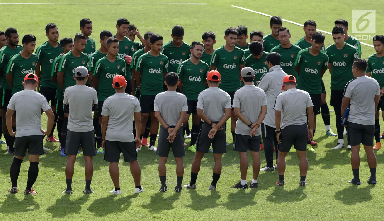 Pemain Timnas Indonesia U-22 berkumpul sebelum memulai latihan di Stadion Madya Senayan, Jakarta, Kamis (17/1). Latihan ini merupakan persiapan jelang Piala AFF U-22. (Bola.com/Yoppy Renato)