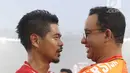 Gubernur DKI Jakarta, Anies Baswedan (kanan) memeluk pemain Persija, Bambang Pamungkas saat merayakan gelar juara Go-Jek Liga 1 Indonesia 2018 bersama Bukalapak di Stadion GBK, Jakarta, Minggu (9/12). (Liputan6.com/Helmi Fithriansyah)