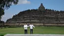Usai meninjau Akademi Militer, Presiden Indonesia Prabowo Subianto bersama Presiden Prancis Emmanuel Macron langsung bertolak menuju kawasan Candi Borobudur di Magelang, Jawa Tengah. (YASUYOSHI CHIBA/POOL/AFP)