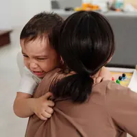 Alih-alih langsung melarang, orangtua dapat membantu anak memahami perasaannya sekaligus tetap menetapkan batas yang jelas. (Foto/Dok: Pexels)